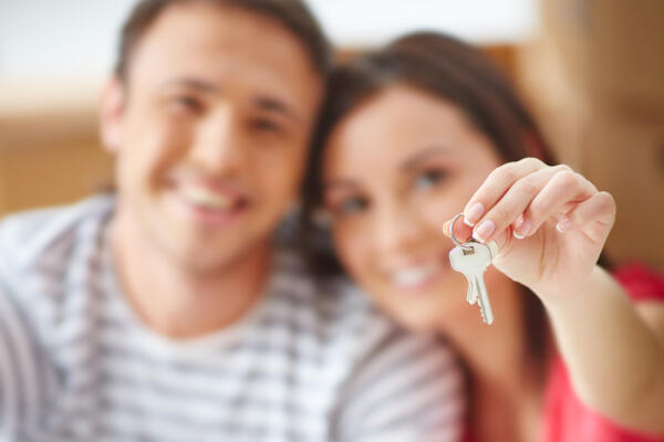 Happy-couple-with-house-keys-1000x700