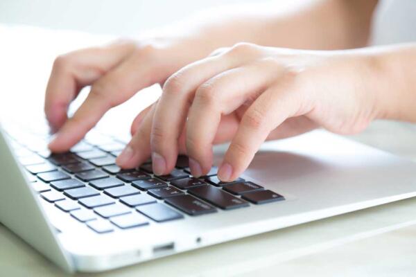 Close-up-hands-pressing-keyboard